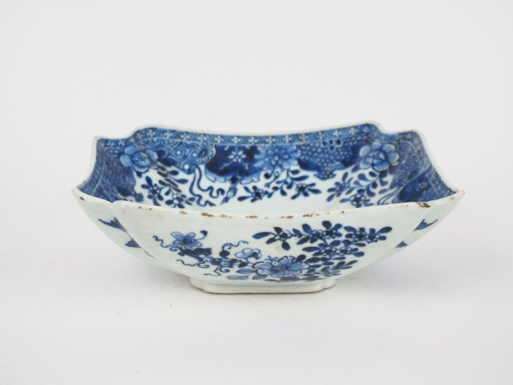 Compagnie des Indes, XVIIIe siècle,  Jatte quadrangulaire en porcelain