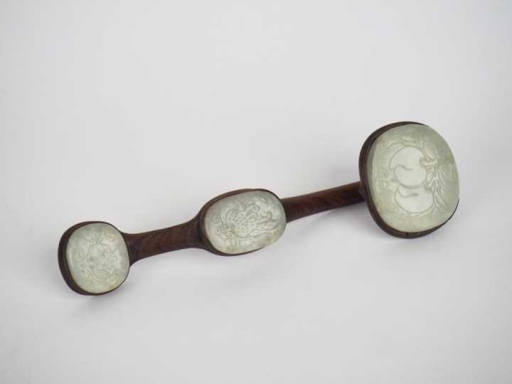 Chine XXe siècle vers 1920. Sceptre ruyi en bois incrusté de trois pla