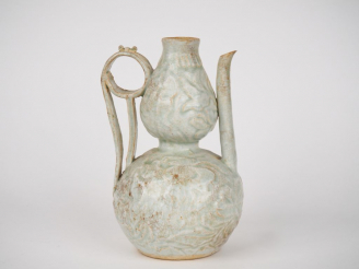 Vente aux enchères Chine, dans le style des Song. Verseuse de forme coloquinte en porcela