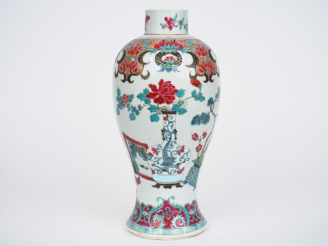 Vente aux enchères Chine deuxième moitié du XXème. Vase style famille verte balustre déco