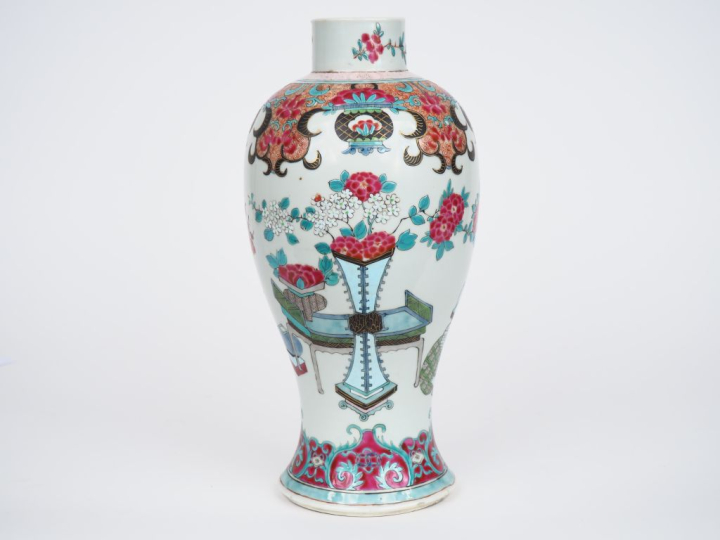 Chine deuxième moitié du XXème. Vase style famille verte balustre déco
