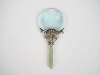 Vente aux enchères Chine, travail moderne Loupe avec manche en serpentine et orné d’une m