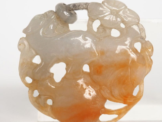 Vente aux enchères Chine, XXème siècle, Pendentif en jade céladon veiné de rouille sculpt