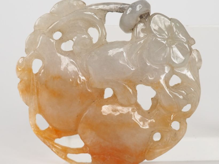 Chine, XXème siècle, Pendentif en jade céladon veiné de rouille sculpt