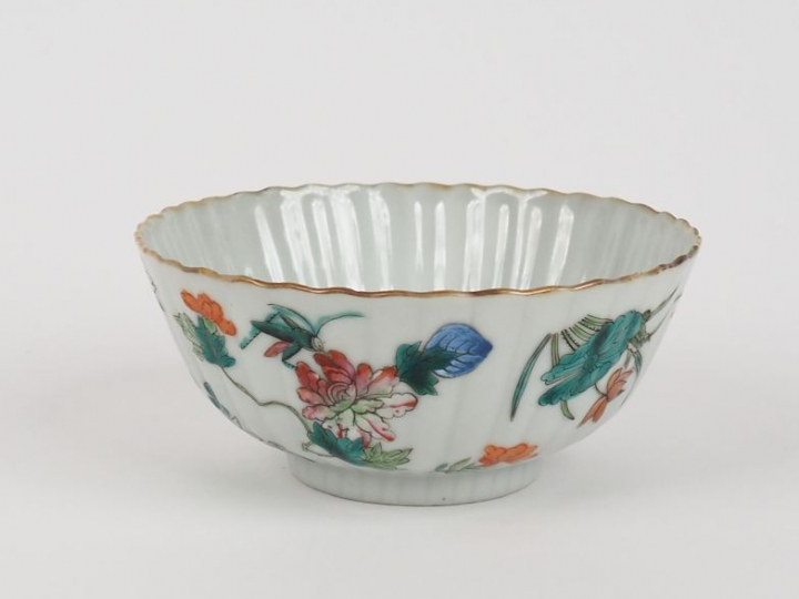 Chine, époque Tongzhi (1861-1875) Couple floriforme à panse côtelée, g