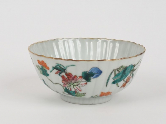 Vente aux enchères Chine, époque Tongzhi (1861-1875) Couple floriforme à panse côtelée, g