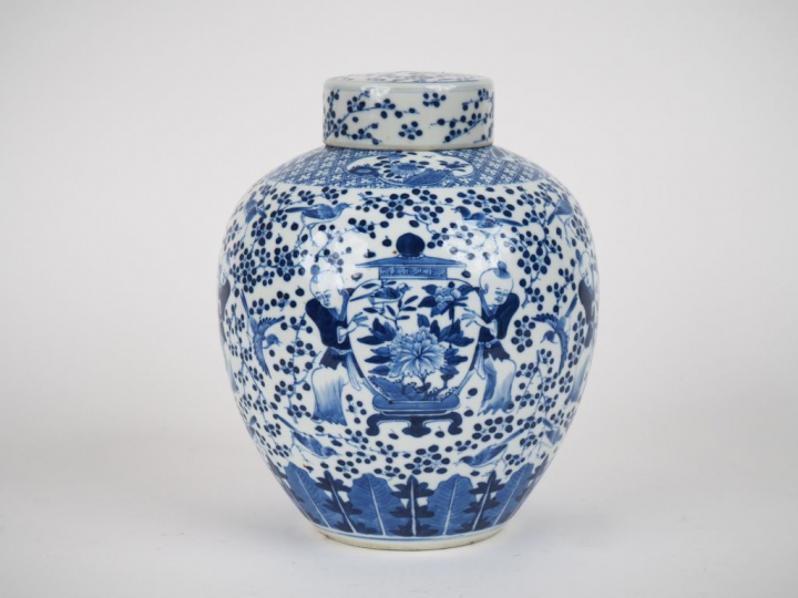 Chine vers 1900 Pot à gingembre couvert, en porcelaine bleu blanc, à d
