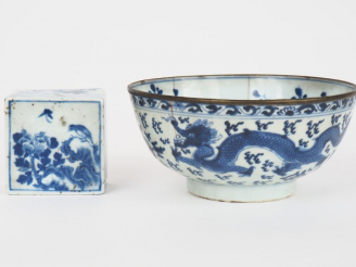 Vente aux enchères Chine, fin XVIIIe siècle,  Coupe sur petit talon en porcelaine blanche