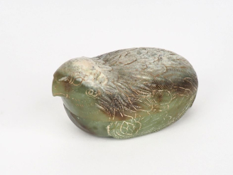 Vente aux enchères Chine, vers 1900. Petite boîte couverte, en serpentine céladon veiné d