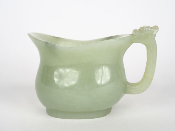 Chine XXe siècle,  Coupe libatoire, en jade blanc, l’anse en forme de 