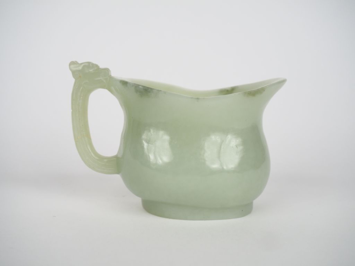Chine XXe siècle,  Coupe libatoire, en jade blanc, l’anse en forme de 