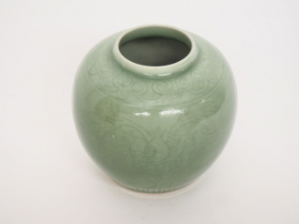 Vente aux enchères Chine, époque Guangxu  Pot globulaire en porcelaine émaillée céladon, 