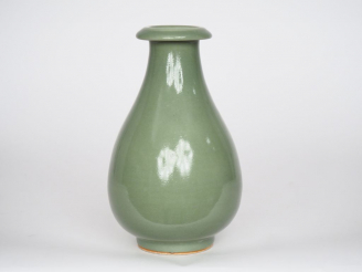 Vente aux enchères Chine, XIXe siècle,  Vase piriforme à col ourlé en porcelaine monochro
