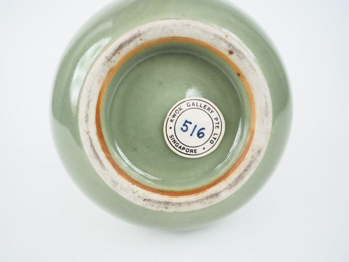 Chine, XIXe siècle,  Vase piriforme à col ourlé en porcelaine monochro