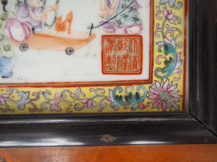 Chine, début XXe siècle  Deux plaques en porcelaine et émaux polychrom