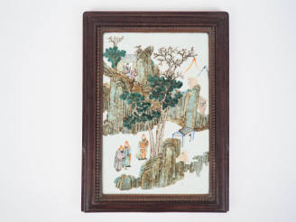Vente aux enchères Chine, vers 1900  Plaque en porcelaine et émaux polychromes relatant l