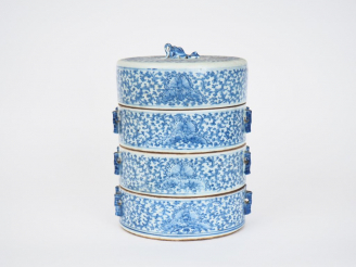 Vente aux enchères Chine, fin XIXe siècle,  Boite à compartiments en porcelaine bleu blan
