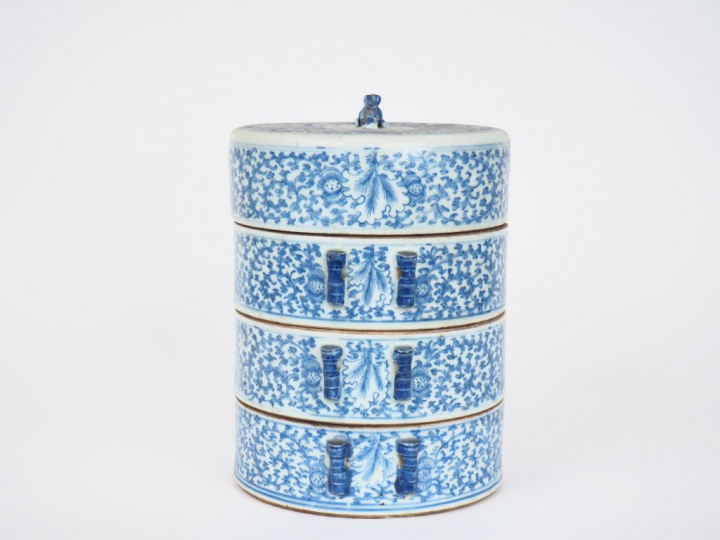 Chine, fin XIXe siècle,  Boite à compartiments en porcelaine bleu blan