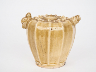 Vente aux enchères Chine, XVIIIe siècle,   Verseuse en céramique émaillée craquelée beige