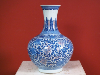 Vente aux enchères Chine, fin de l’époque Qing,  Exceptionnel vase balustre à long col, à