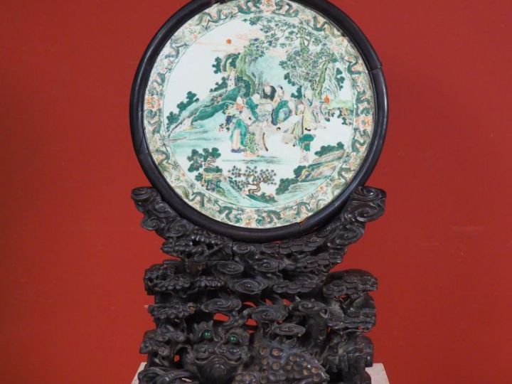 Chine, période Guangxu (1875-1908) Écran circulaire en biscuit et émau