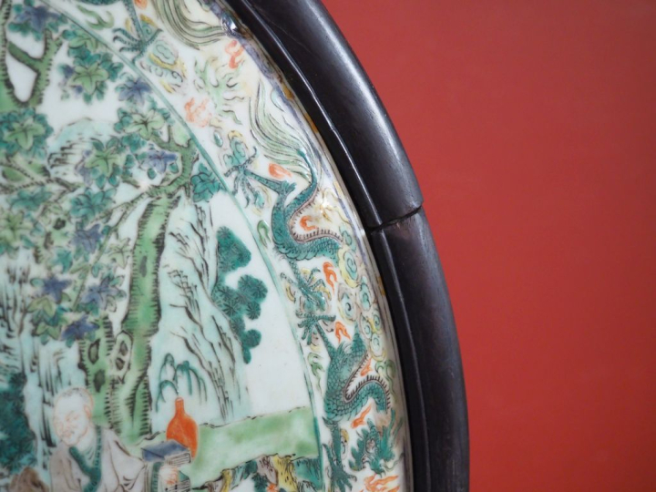 Chine, période Guangxu (1875-1908) Écran circulaire en biscuit et émau