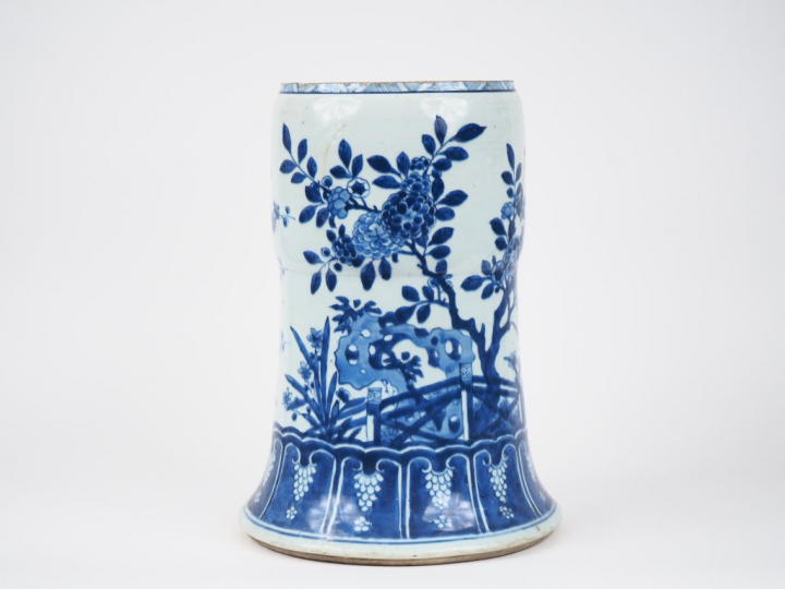 Chine, XIXe siècle,  Demi vase de forme yen yen en porcelaine blanche,