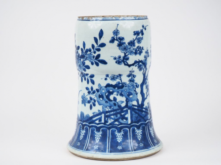 Chine, XIXe siècle,  Demi vase de forme yen yen en porcelaine blanche,