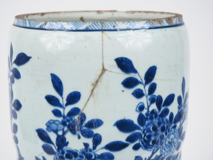 Chine, XIXe siècle,  Demi vase de forme yen yen en porcelaine blanche,