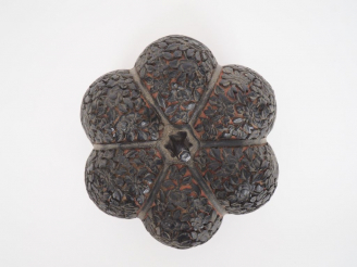 Vente aux enchères Chine, XXe siècle,  Boîte couverte floriforme en bois laqué, à l’imita