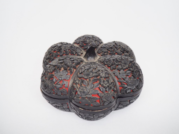 Chine, XXe siècle,  Boîte couverte floriforme en bois laqué, à l’imita