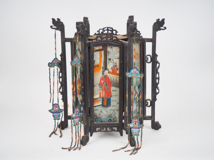 Chine début XXe siècle,  Lanterne hexagonale, en bois sculpté de drago