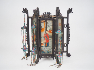 Vente aux enchères Chine début XXe siècle,  Lanterne hexagonale, en bois sculpté de drago