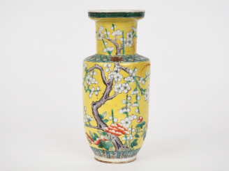 Vente aux enchères Chine, XXème siècle, Vase balustre en porcelaine émaillée jaune, à déc