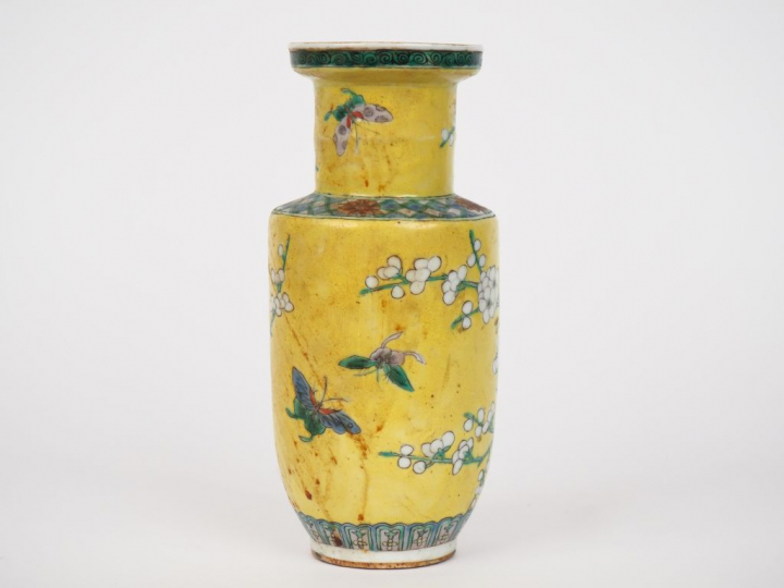 Chine, XXème siècle, Vase balustre en porcelaine émaillée jaune, à déc