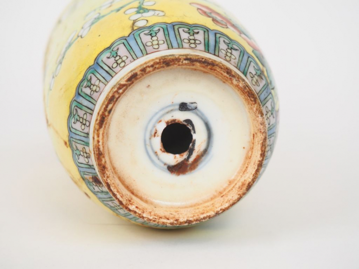 Chine, XXème siècle, Vase balustre en porcelaine émaillée jaune, à déc