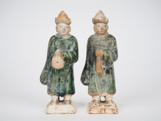 Vente aux enchères Chine, Époque Ming,  Deux statuettes en terre cuite avec traces de pol