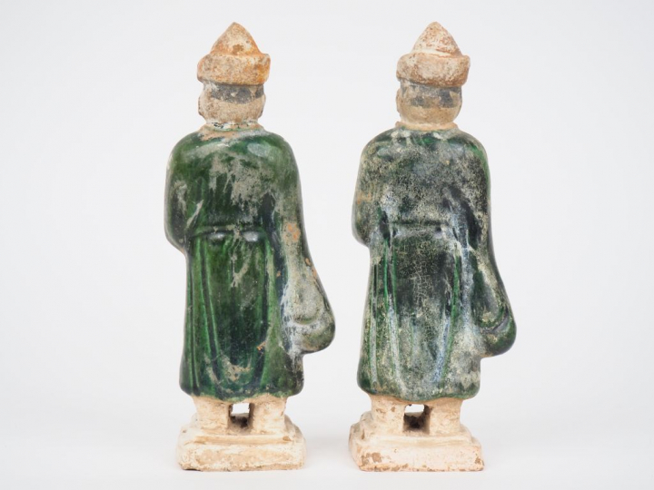 Chine, Époque Ming,  Deux statuettes en terre cuite avec traces de pol