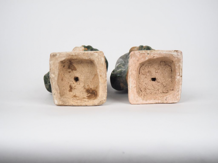 Chine, Époque Ming,  Deux statuettes en terre cuite avec traces de pol