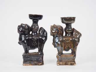 Vente aux enchères Chine du Sud, XIXème siècle, Deux bougeoirs en terre cuite émaillée br