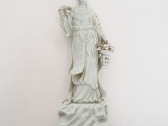 Vente aux enchères Chine, deuxième moitié du XXème siècle, Guanyin en porcelaine blanc de