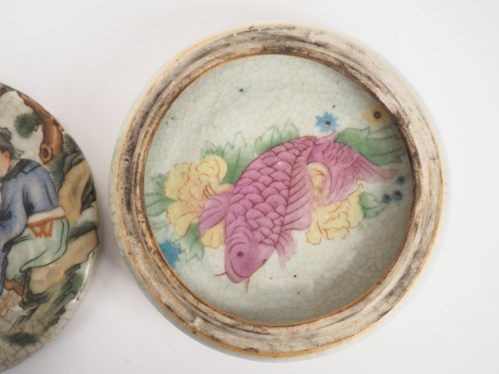 Chine, XXe siècle,  Petite boîte circulaire couverte à décor polychrom