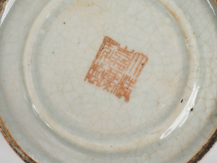 Chine, XXe siècle,  Petite boîte circulaire couverte à décor polychrom