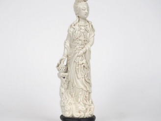 Vente aux enchères Chine, travail moderne.  Sujet en blanc de Chine représentant la déess