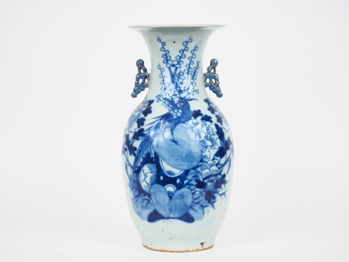 Chine, fin XIXe siècle,  Vase balustre en porcelaine bleu blanc, à déc