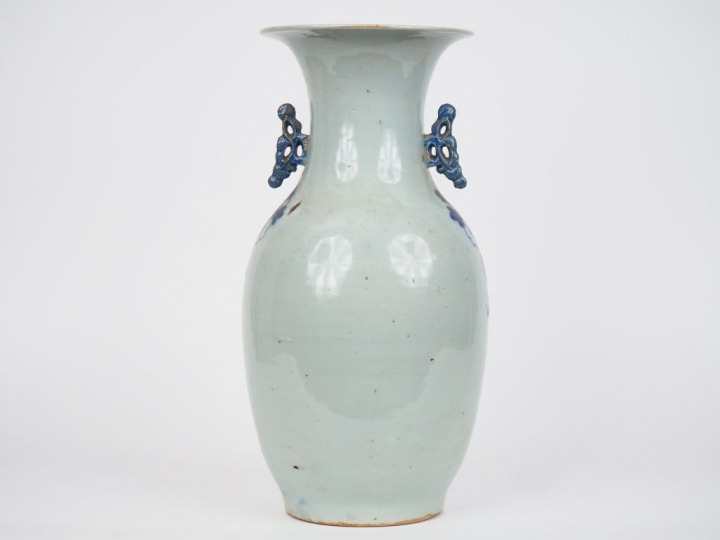 Chine, fin XIXe siècle,  Vase balustre en porcelaine bleu blanc, à déc