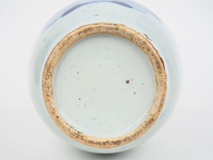 Chine, fin XIXe siècle,  Vase balustre en porcelaine bleu blanc, à déc