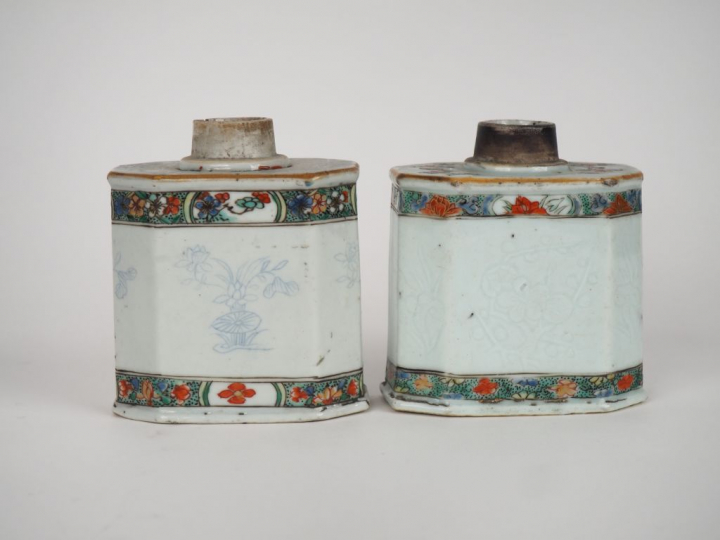 Chine, époque Kangxi (1661-1722) 2 flacons à thé, en porcelaine et éma