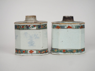 Vente aux enchères Chine, époque Kangxi (1661-1722) 2 flacons à thé, en porcelaine et éma