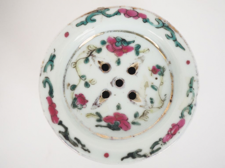 Chine XIXe siècle, Lot comprenant deux porcelaines et émaux polychrome